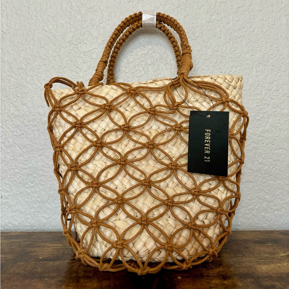 NEW Forever 21 Woven Medium Clutch Small Bucket/Basket Bag Tan Cream Brown